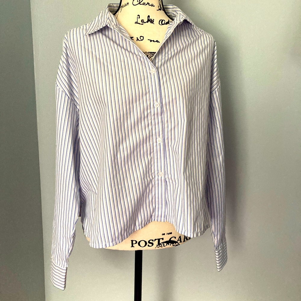 Cropped style dress shirt